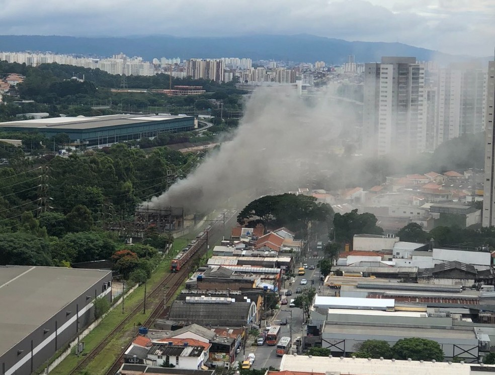 Fumaça vista na estação da região Leopoldina nesta segunda-feira (30) — Foto: Arquivo Pessoal