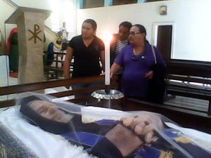 Corpo do Frei é velado em igreja do povoado Vila São Francisco (Foto: Tony Medeiros / TV Gazeta)