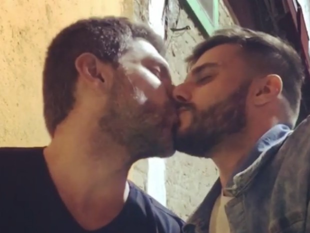 Hugo Bonemer e namorado (Foto: Reprodução / Instagram)