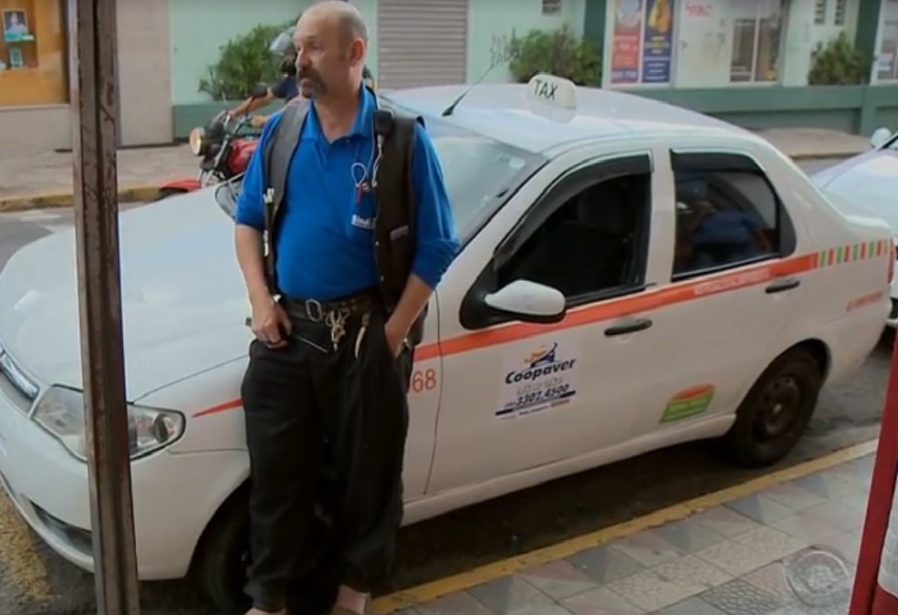 O motorista de táxi Ricardo Gonçalves, de Santa Maria, disse que não vai deixar de usar bombacha. — Foto: Reprodução/RBSTV