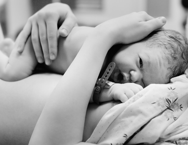 Bebê e a mãe: o contato pele a pele é encorajado logo após o nascimento (Foto: Thinkstock)