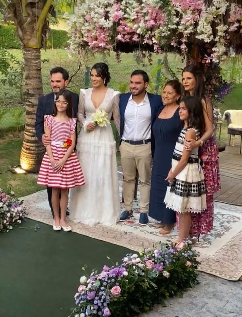 Luciano Camargo com a família no casamento do filho Nathan — Foto: Instagram