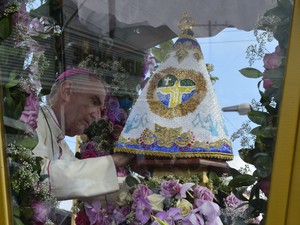 Bispo de Macapá Dom Pedro José Conti colocou a imagem de Nossa Senhora de Nazaré na berlinda do Círio (Foto: Denise Muniz/G1)