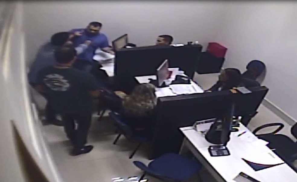 Vídeo mostra início das agressões durante rescisão de contrato de professor no DF (Foto: Reprodução)