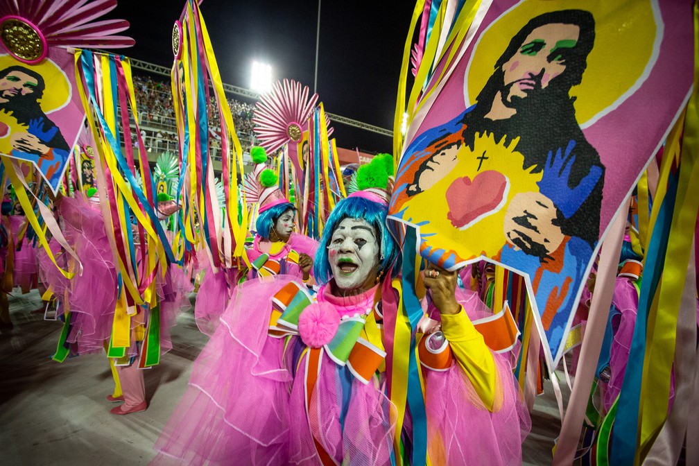 Mangueira se aproxima do desfile com a ala Cordão da Liberdade — Foto: Fábio Tito/G1