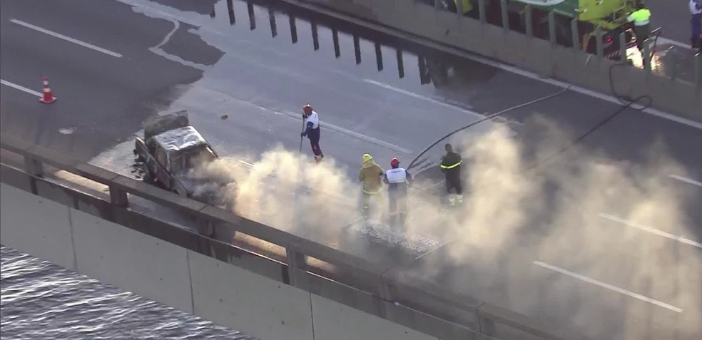 Carro que foi incendiado é um Monza. Aparentemente, o incêndio do veículo é um protesto. (Foto: Reprodução/ TV Globo)