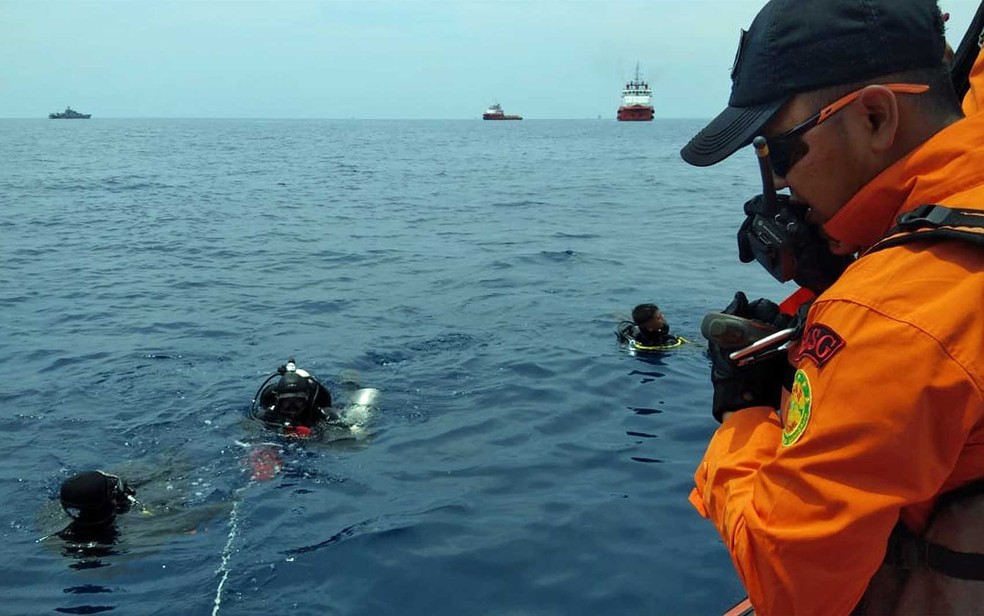 Equipes de resgate buscam destroÃ§os do voo JT-610 da Lion Air que caiu no mar na costa norte da ilha de Java, na IndonÃ©sia â€” Foto: AFP Photo