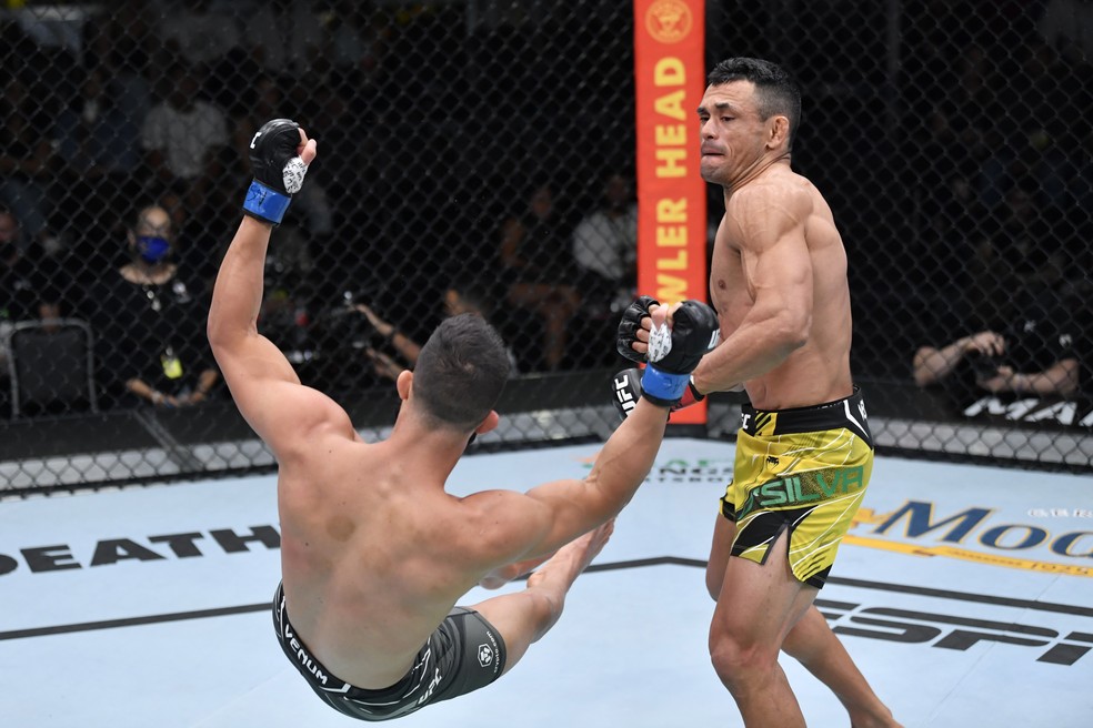 Douglas D'Silva venceu Gaetano Pirrello por nocaute aos 2m04s do R1 — Foto: Getty Images