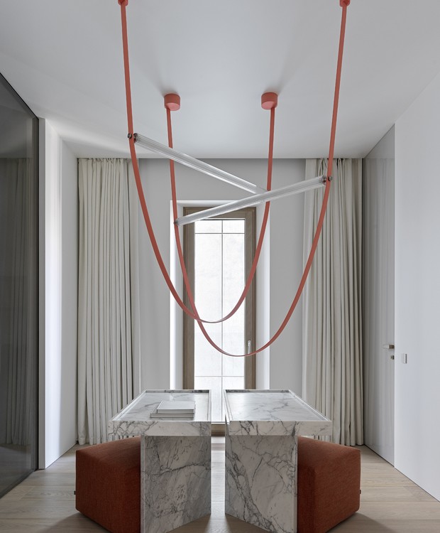 HALL DE ENTRADA | O espaço cria a primeira impressão e conta a história do lugar, neste caso um spoiler do minimalismo que segue ao entrar no apartamento  (Foto: Sergey Krasyuk / Divulgação)