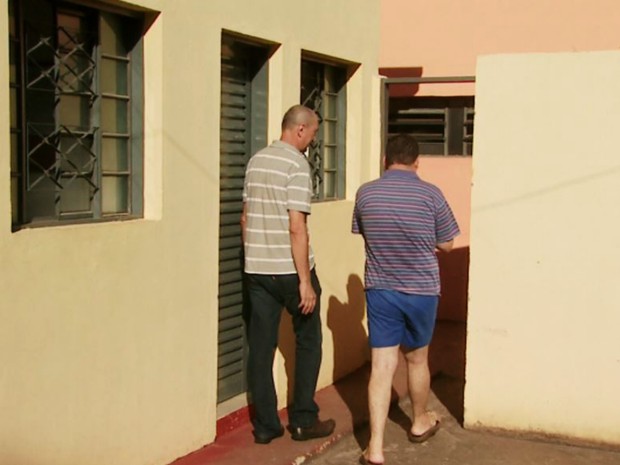 Jovem, de 32 anos, é recebido por funcionário ao chegar em instituição de acolhimento para pessoas em situação de rua, em Ribeirão (Foto: Valdinei Malaguti/EPTV)
