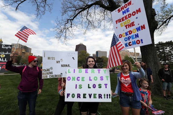 Manifestantes na cidade de Kansas City pedindo o fim do isolamento social e a reabertura do comércio em meio à pandemia do coronavírus (Foto: Getty Images)