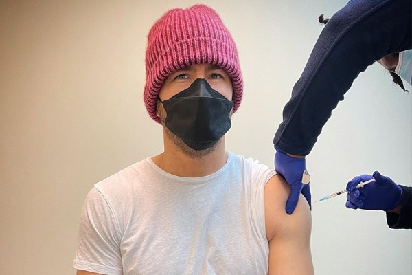 Ryan Reynolds tomando a vacina contra a Covid-19 (Foto: Reprodução / Instagram)