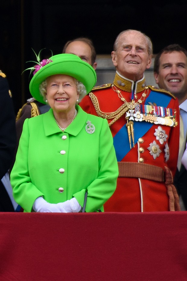 O visual verde-limão da rainha (Foto: Getty Images)