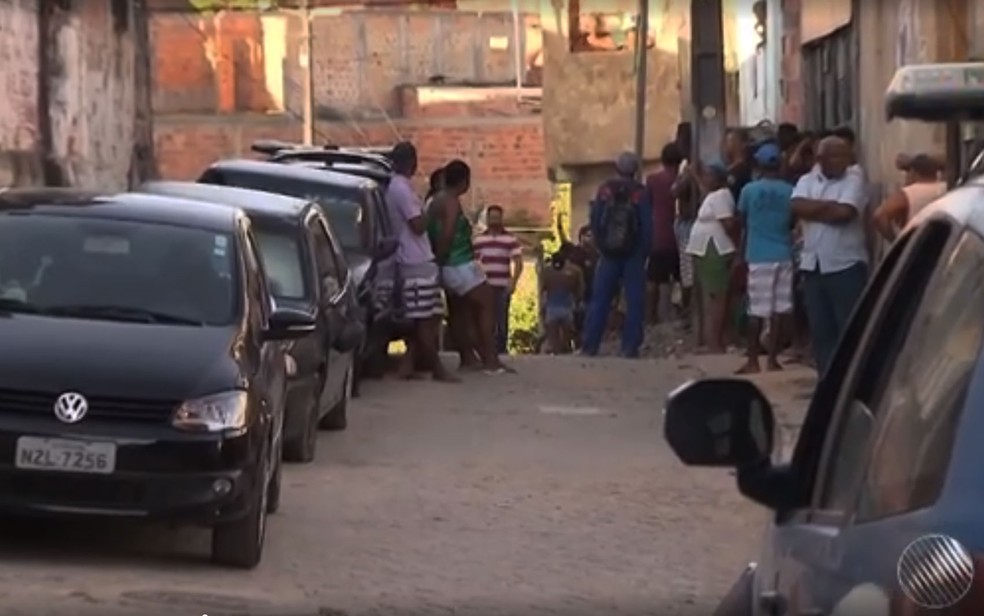 Rua em Pirajá onde criança foi achada morta, em Salvador  — Foto: Reprodução/TV Bahia