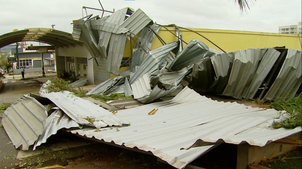 Temporal causa estragos em Pirassununga — Foto: Ely Venâncio/EPTV