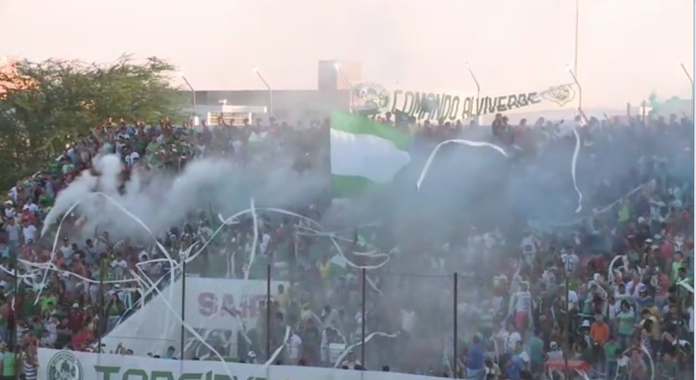 Torcida do Nacional de Patos comparecendo em bom numero ao est�dio � Foto: Reprodu��o / TV Para�ba