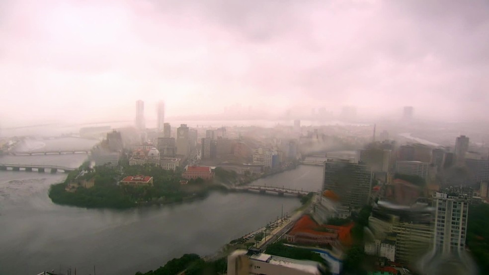 Chuva no Centro do Recife nesta segunda-feira (25) — Foto: Reprodução/TV Globo