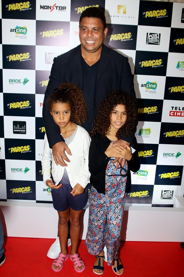 Ronaldo com as filhas Maria Alice e Maria Sofia (Foto: Thiago Duran/AgNews)