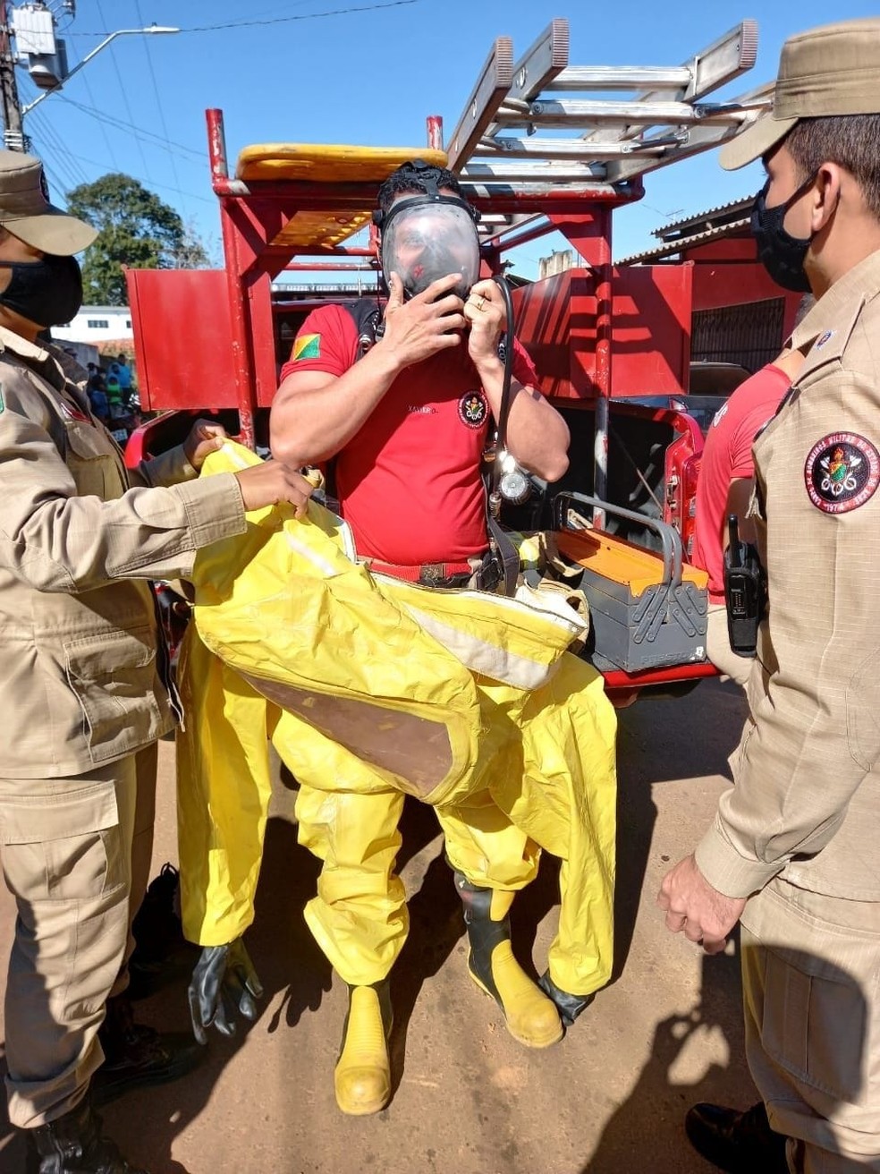 Bombeiros precisaram de equipamento para proteção máxima — Foto: Corpo de Bombeiros/Divulgação