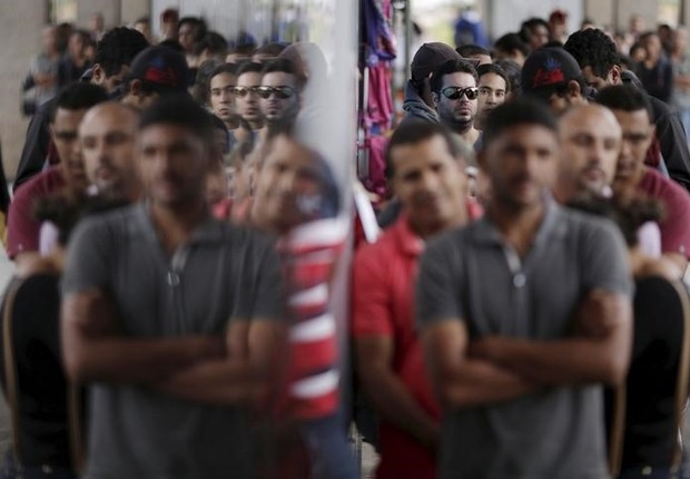 Pessoas fazem fila para se candidatar a vagas em agência de empregos em Brasília - desemprego - emprego - vagas - carteira - crise (Foto: Ueslei Marcelino/Reuters)