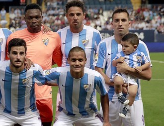 Charles com o filho no colo antes de uma partida do Málaga (Foto: Málaga CF)