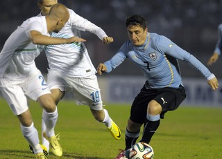 Miso Brecko e Cristian Rodriguez Uruguai x Eslovênia (Foto: AP)