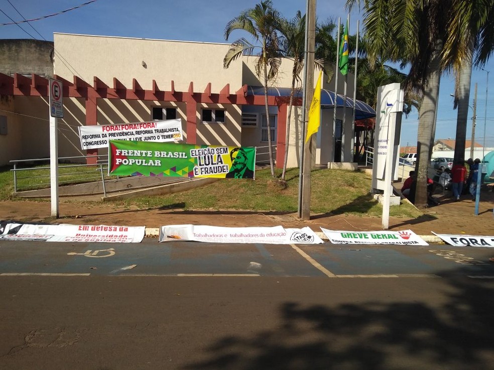 Manifestantes ligados a movimentos sociais estão vigília em frente ao prédio da Justiça Federal, no Bairro Jardim Acácia, em Tangará da Serra, a 242 km de Cuiabá (Foto: Danilo Moreira/TV Centro América)