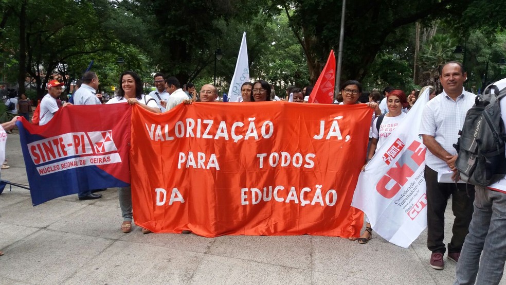 Professores das escolas de tempo integral paralisação as atividades (Foto: Cássio Lages)