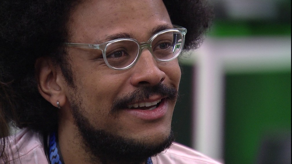 João Luiz vibra com mensagem da família no BBB21 — Foto: Globo