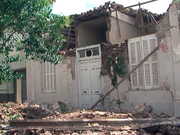 Ventania derrubou fachada de uma casa em Uruguaiana (Foto: Reprodução/RBS TV)