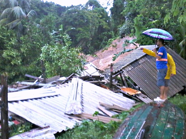 Moradores observam casa após desabamento durante chuva em Manaus (Foto: Ive Rylo/G1 AM)