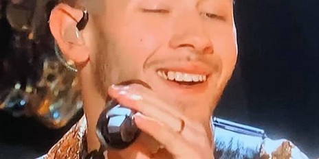 O flagrante de Nick Jonas com a sujeira entre os dentes durante o Grammy 2020 (Foto: Reprodução)