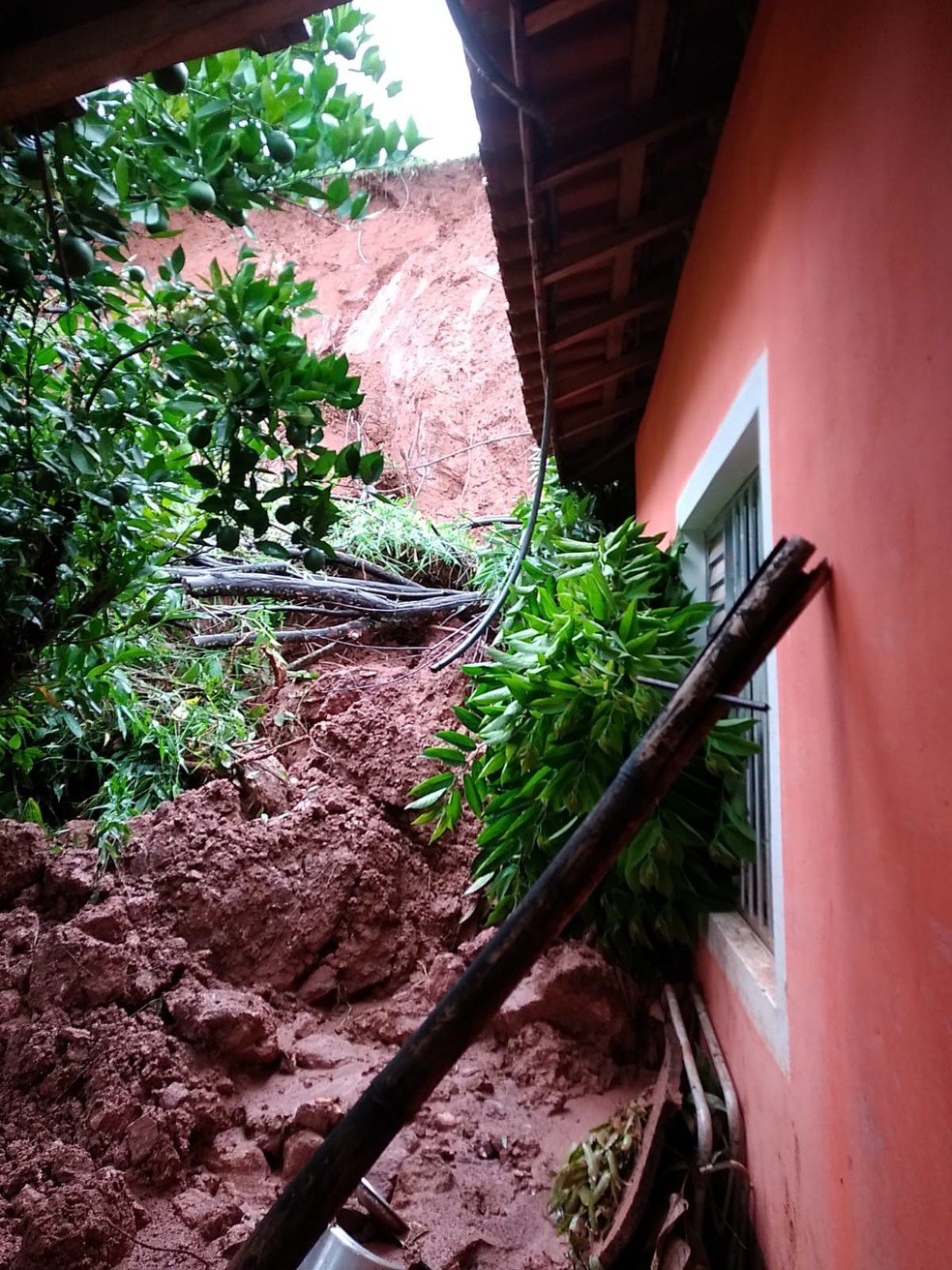 Chuvas causam deslizamentos de terra e casas são atingidas em Cristina, MG — Foto: Divulgação/Defesa Civil de Cristina