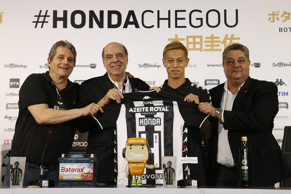 Rotenberg (esquerda) negociou diretamente com Honda e Kalou — Foto: Vitor Silva/Botafogo