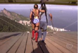 Grazi, com shortinho de Mulher Maravilha, salta de asa delta (Foto: TV Globo)