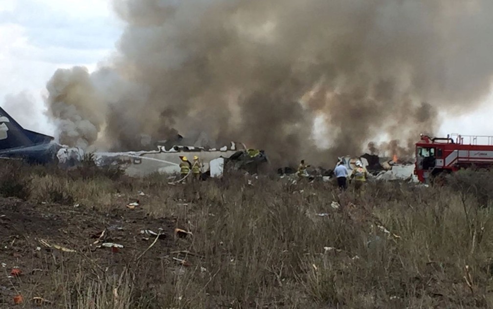 Bombeiros apagam chamas do aviÃ£o da AeromÃ©xico acidentado perto do aeroporto de Durango, na terÃ§a-feira (31) (Foto: Proteccion Civil Durango/via Reuters)