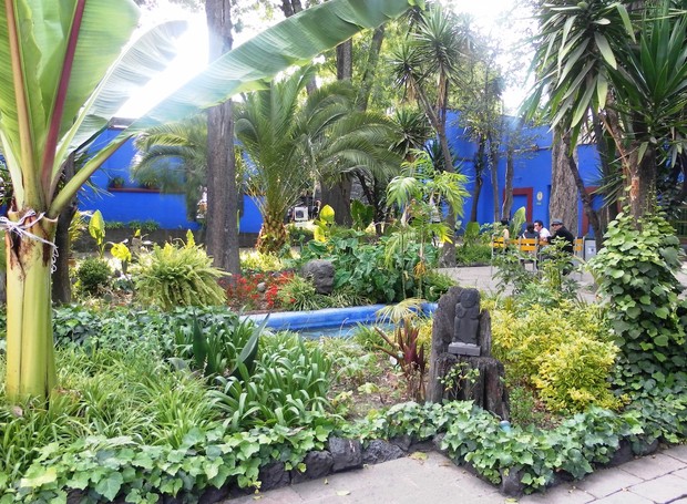 Hoje a Casa Azul abriga o museu Frida Kahlo, e os visitantes podem desfrutar da beleza do jardim que inspirou a artista (Foto: Flickr / cezzie901 / CreativeCommons)