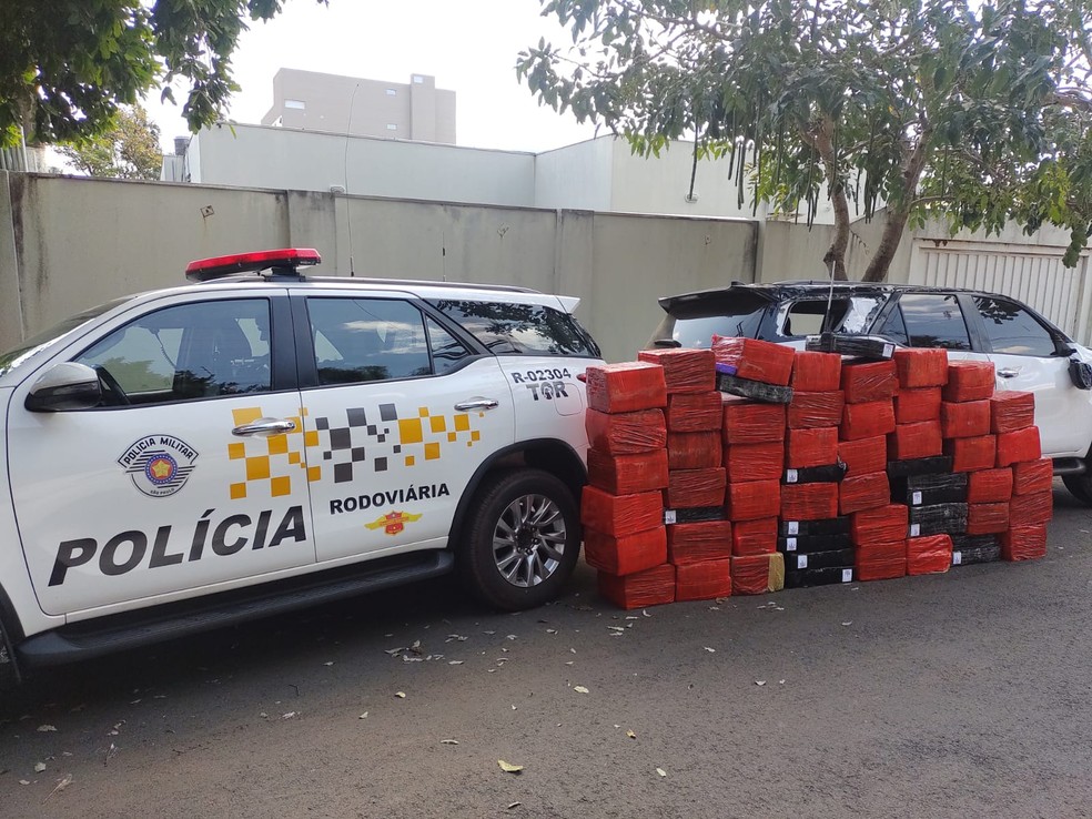 Droga apreendida em Assis totalizou pouco mais de 950 quilos  — Foto: SSP/ Divulgação