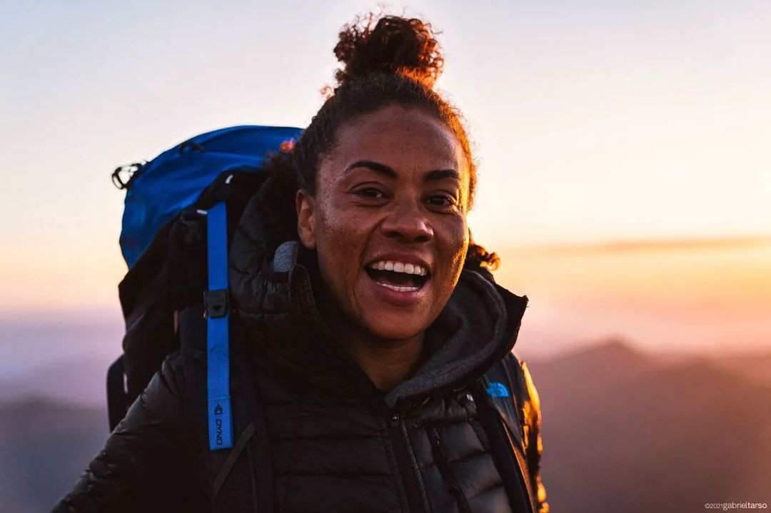 Aretha Duarte foi a primeira brasileira negra a escalar o Everest e agora ganha biografia (Foto: Instagram/divulgação)