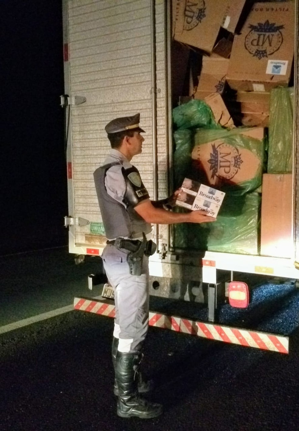 Mercadoria estava dentro do compartimento de cargas de um caminhão baú em rodovia de Itatinga — Foto: Polícia Rodoviária Federal/Divulgação