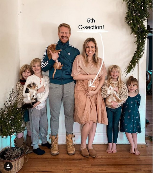 A influenciadora Emily Mitchell com o marido e os quatro filhos (Foto: Instagram)