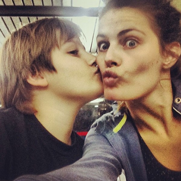 Isabelli Fontana paparica o filho Zion (Foto: Reprodução/Instagram)