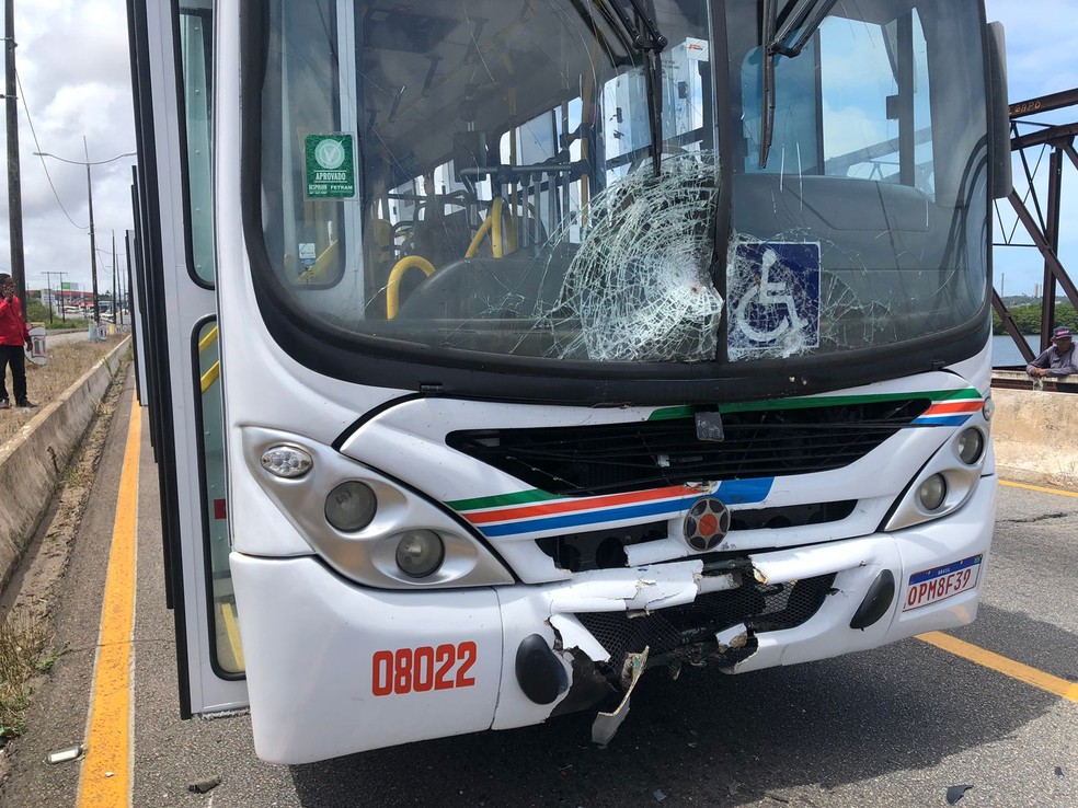 Com impacto, celular de motociclista ficou preso ao ônibus em Natal. — Foto: Vinícius Marinho/Inter TV Cabugi