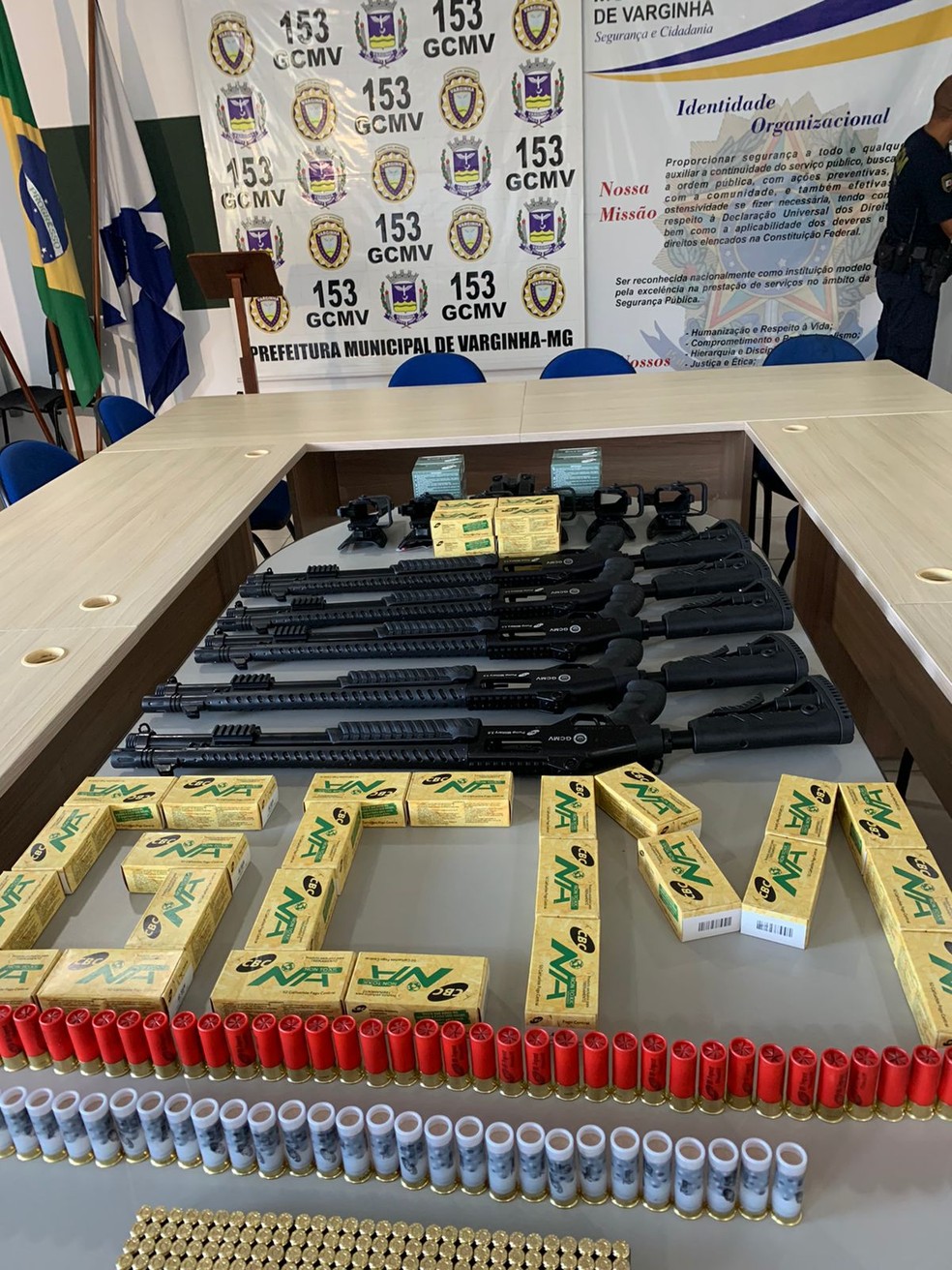 Guarda Municipal recebe armamento para utilização em ações preventivas em Varginha — Foto: Prefeitura de Varginha