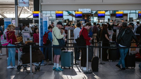 Um dos maiores aeroportos do mundo, Heathrow dá ordem radical a empresas aéreas: parem de vender passagens