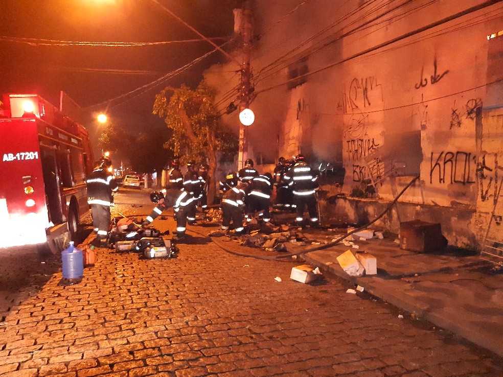 Bombeiros combatem inc&ecirc;ndio que atingiu almoxarifado da Santa Casa de Suzano &mdash; Foto: Corpo de Bombeiros/Divulga&ccedil;&atilde;o