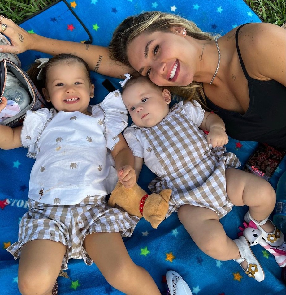 Virginia Fonseca posa sorridente com filhas