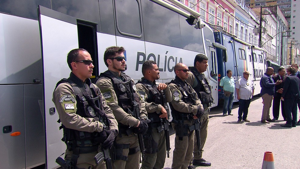 Delegacias móveis foram entregues na manhã desta terça-feira (12), em solenidade no Centro do Recife (Foto: Reprodução/TV Globo)