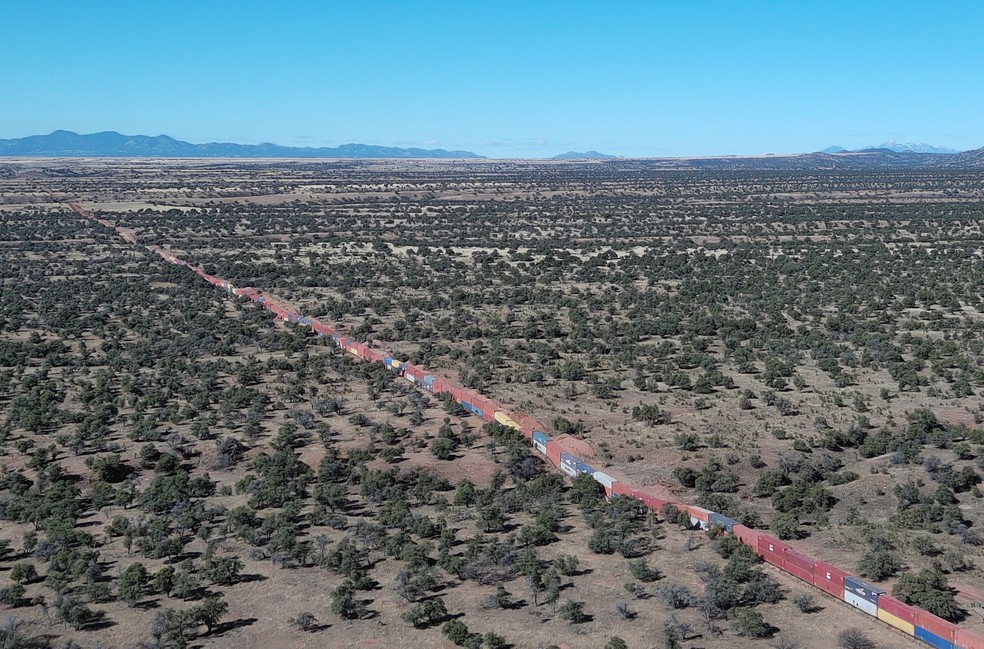 O ex-governador republicano Doug Ducey mandou enfileirar vários contêineres no deserto para formar uma espécie de muro na fronteira com o México. A estrutura começou a ser desmontada na sexta-feira (20). — Foto: Robyn Beck/AFP