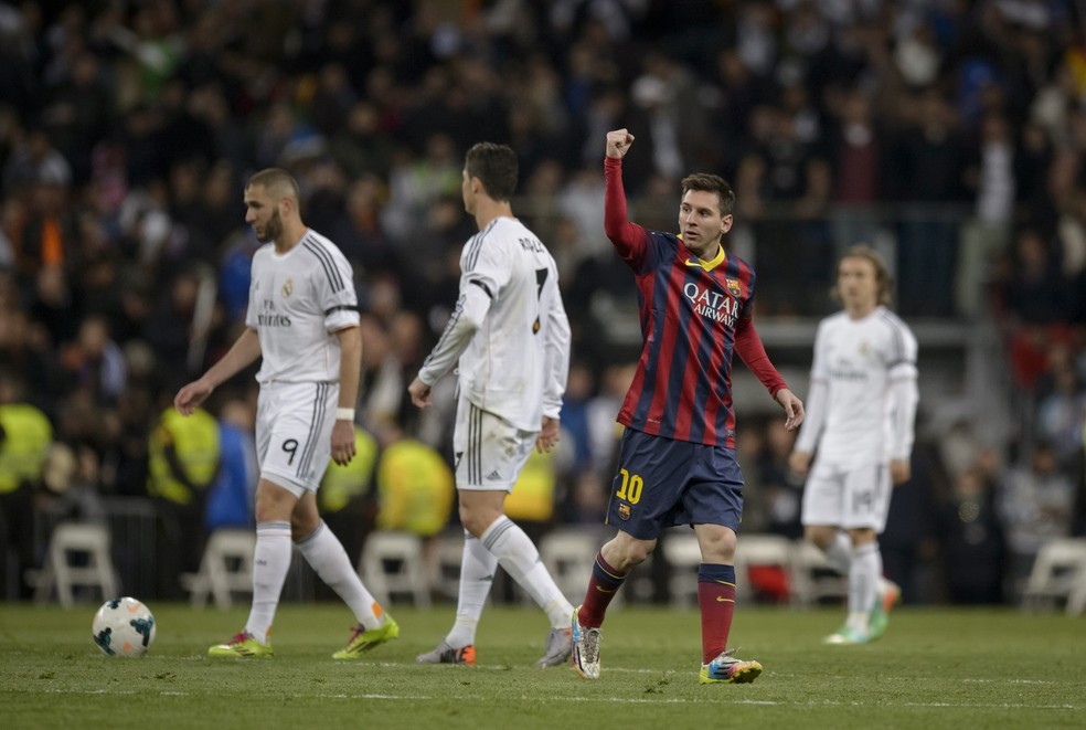 Messi marcou três gols em clássico no Santiago Bernabéu — Foto: DANI POZO / AFP